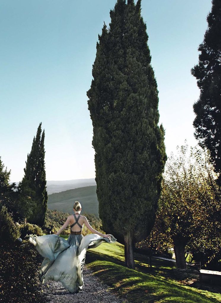 Lara Stone ; Mario Testino ; Vogue US ; Tuscan Turnaround January 2011 ; #1002 ; caminante